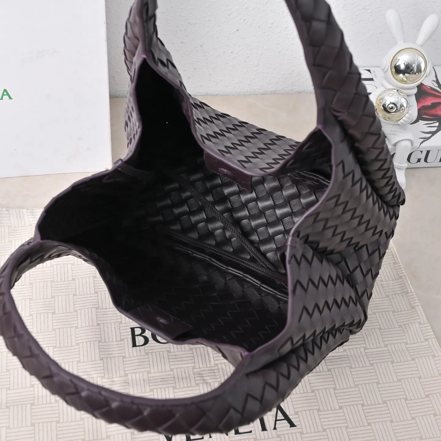 Batch 2160 new products are coming! BOTTEGA VENETA Bottega Veneta's 2025 new Campana shoulder bag is on the market~ First of all, I would like to praise the weight of this bag. As a not too small bag, it is very light for daily use. For people like me who need to carry a lot of belongings when going out, this advantage is great, and it greatly reduces the burden of traveling. 🛍️The shape is a bit like a combination of parachute and jodie. The blunt triangle shape is cute and honest. Carrying it on your back when going shopping is a good mood accelerator. The handles and body of the bag are both classic weaves. A tie is added to the original open design. If it is not tied up, the bag will look like a small vegetable basket when carried. Style number: 4249 Size: 33*20*16.5cm
